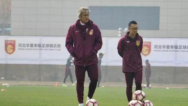 内地狂热粉丝追金秀贤到韩国 经纪公司很紧张 2014-02-19 据台湾媒体报道 因演出《来自星星的你》而人气暴红的韩星金秀贤，最近有内地疯狂粉丝追到韩国，不但掌握金秀贤拍摄行程，还跑到他目前住宿公寓，昨天他在首尔的饰品专柜拍一场挑选戒指的戏，照片一曝光，粉丝们纷 金秀贤谈与全智贤吻戏：研究过多种角度 很棒 2014-03-06 据台湾媒体报道，韩剧《来自星星的你》日前播出完美大结局，金秀贤饰演的都教授最后成功回到地球，与“千颂伊”全智贤携手共度一生。