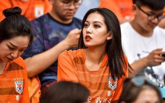 剧集讲述了一个夏天神秘女子入住度假民宿，引爆一连串事件。