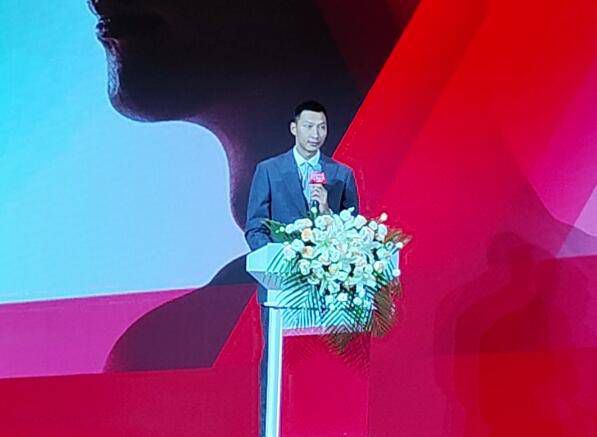 ”从被否定到被坚定地选择跑剧组很久的他，终于得到了一个配角的试镜机会，这也成为了他演员生涯的转折点。