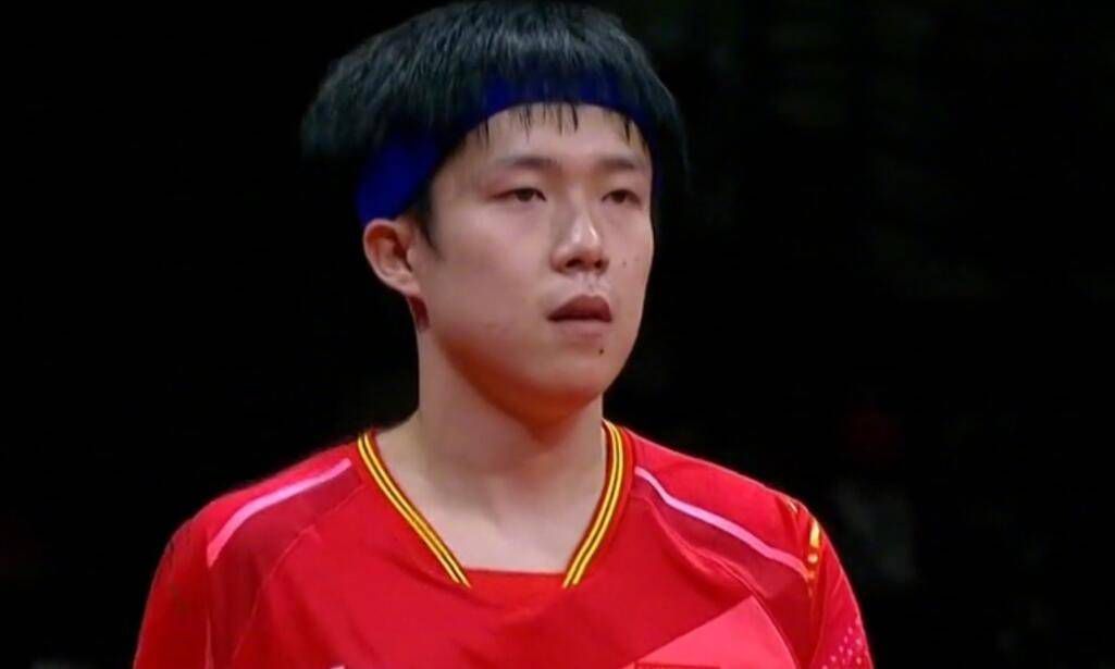 当活动进 巩俐意外现身遭围堵显无奈 助理护驾挡群众拍照 2015-01-07 1月6日《三打白骨精》在江苏无锡市热拍引无数围观，近日“白骨精”巩俐现身被围堵，他身边的一众工作人员忙护驾用手阻挡群众拍照，巩俐无奈微笑离开。
