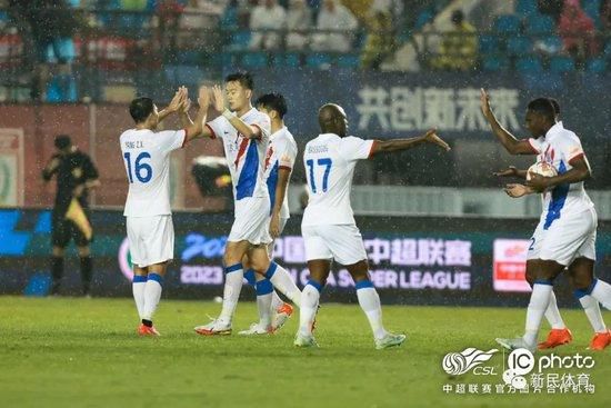 西林的造型反差,凸显了其勇敢与先锋精神。