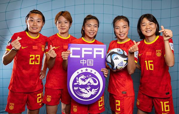 《风之城》威尼斯举行发布会 已获地平线单元提名 2023-08-31 威尼斯时间8月31日,第80届威尼斯电影节地平线单元提名影片《风之城》发布会举行。