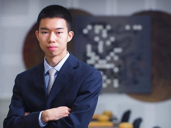 《猪猪侠·一只老猪的逆袭》没有宏大的拯救世界叙事,却用一个“外卖员猪猪侠”的平凡故事,讲述了最朴素的人生道理:面对裁员危机不退缩,遭遇挫折不放弃,用乐观化解焦虑,用真诚对待生活——这正是当代年轻人最需要的精神力量。