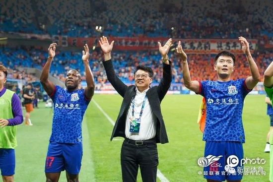 海报中的外星人身披破亿大红战袍摇旗贺喜，手绘的海报风格充满童趣，而另一张海报中，外星人则表演 《疯狂的外星人》曝最新海报 噘嘴外星人首亮相 2019-01-10 1月10日，电影《疯狂的外星人》曝光“疯狂开锣”预售海报，正式开启全国预售。