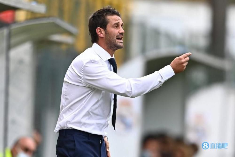 当晚，黄浦江两岸绚丽夜景与影片中的浪漫氛围相互映衬，为现场的嘉宾观 《花样年华》发布4K修复版海报 将开启全球巡展 2020-09-16 时值王家卫经典之作《花样年华》公映20周年，影片日前发布一张4K修复版官方海报，即将开启全球巡展。