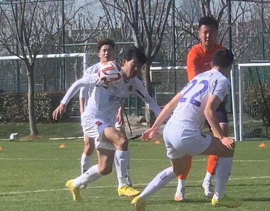 陈乔恩显胖造型似打翻调色盘 遭靳东“摸头杀” 2016-12-15 12月14日,电视剧《鬼吹灯之精绝古城》在上海举行发布会。