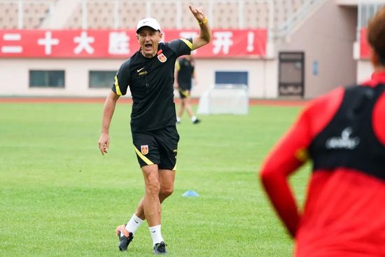 王安石词中描绘的六朝兴衰迭代,与影片军阀混战、“你方唱罢我登台”的历史背景高度吻合。