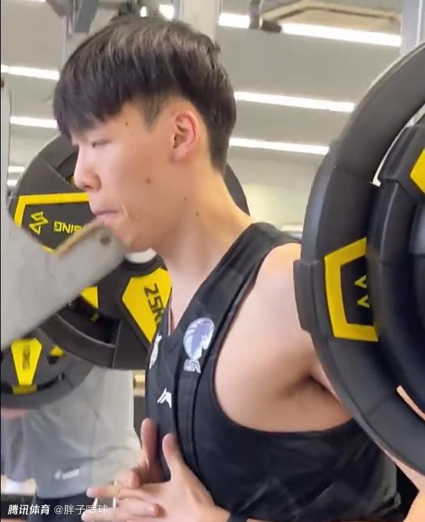IMAX海报 徐峥另类“洗”钱超吸睛 2018-04-20 由任鹏远执导并编剧，徐峥监制，徐峥、王丽坤、王砚辉、段博文、任达华、于和伟、朱珠、赵达等联袂主演的国产悬疑大片《幕后玩家》将于4月28日登陆全国IMAX影院。