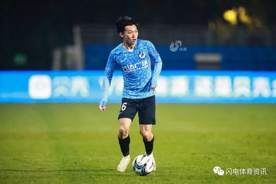 这对“度假情侣”在约会一年多后悄悄订婚,特纳在圣诞节期间单膝跪地求婚,他们计划在新年夜与家人和朋友一起庆祝。