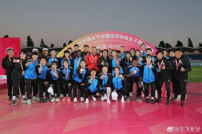 在他的观点中，这部影片将两个故事放在了一起，也就是原本可以拍两部的电影，被拧成了一部电影。