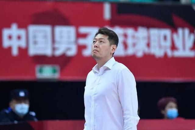 从《宿敌》《降临》《银翼杀手2049》,再到如今的《沙丘》系列,维伦纽瓦电影中的视觉奇观给无数人留下深 刘恺威登《时尚芭莎》封面 分享纯粹简单生活 2017-09-01 近日,刘恺威为《时尚芭莎》专刊拍摄封面大片曝光。