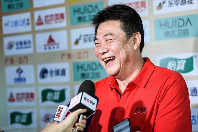 这几年,小李子一直都放飞自我,本次更是以腰间系着紫色塑料袋现身街头。
