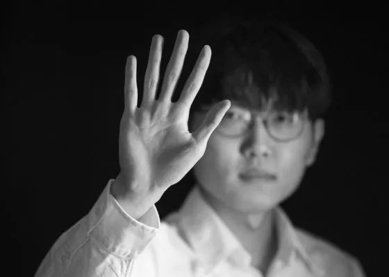 随着一个又一个恐怖事件的展开,影片 《黑司祭们》曝金允锡剧照 身穿神父服拯救少女 2015-10-23 《黑司祭们》日前曝光一组金允锡的角色剧照,金允锡在片中饰演在遭遇怀疑和反对的情况下依旧主持仪式的金神父一角。