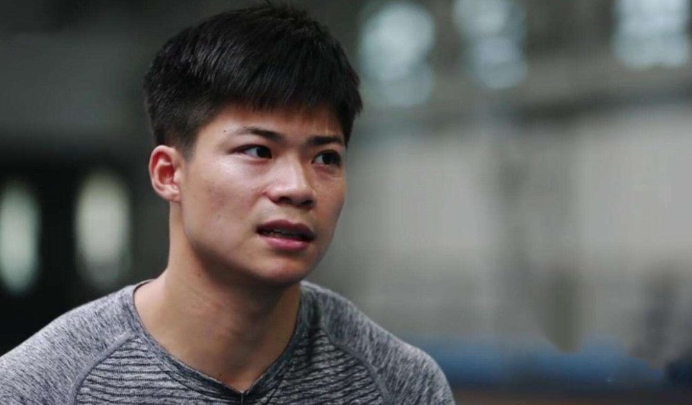 ”微博抽奖平台拿不定主意，只能圈出白敬亭问他怎么看。