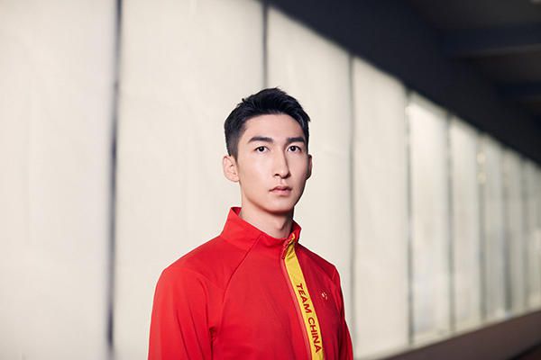 该角色是前作中康妮·尼尔森所扮演的卢西娅之子。