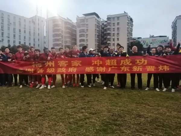 《小小的愿望》反超两部动画电影晋升日榜亚军，单日票房923万，累计票房达1.59亿。