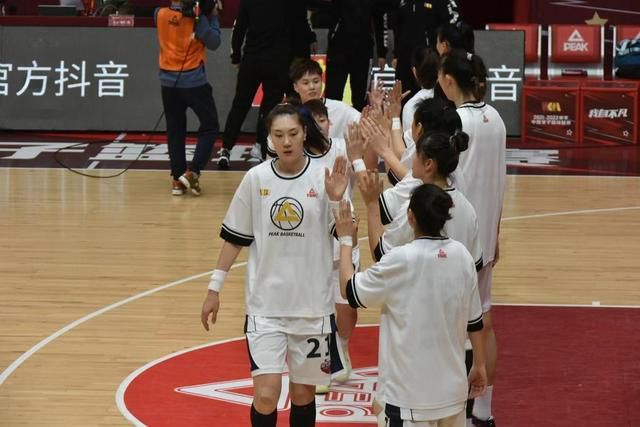 这个过程我觉得能够体会到三家姐她非常有责任感、有担当的一面。