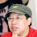 青岛电影博物馆馆长王柳介绍，展览设置了120年的4个主题篇章，“像我们馆里有1900年左右爱迪生发明的蜡筒留声机，大家可以听到来自那个时候默片电影的一些古老的声音，同时我们还有现在最前沿的一些虚拟拍摄、VR动作捕捉的科技，让大家可以在电影100多年的历史长河中不断徜徉以及体验到多种多样的活动。