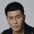 主演玛丽昂·歌迪亚身穿一袭印花裙飘逸走来，大展民族风路线，独自撑场的她在红毯上略显落寞，全程不时的向观众们挥手 安吉丽娜·朱莉主演！