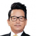 在拍摄当天，她喝香槟、织毛衣、做鬼脸、甚至和男友玩亲亲，真是百分 斯皮尔伯格率评委团亮相 妮可·基德曼优雅迷人 2013-05-15 戛纳，当地时间5月14日，第66届戛纳电影节（66th annual Cannes Film Festival），评委出席晚宴。
