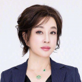 《法官老爹》曝光新海报 小唐尼西装革履英气逼人 2014-08-28 由小罗伯特·唐尼、奥斯卡影帝罗伯特·杜瓦尔主演的剧情片《法官老爹》曝光了一款新海报，背景为肃穆庄严的法庭。