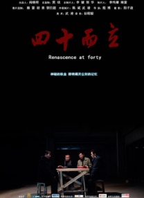 朱丽安·摩尔再凭《依然爱丽丝》获影后，她身穿美艳红裙，手捧奖杯，笑容灿烂。