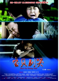 照片中，身穿格子衬衫的侯明昊，在夏夜晚风中手持烟花棒对镜微笑，闪烁的花火衬托出少年的精致轮廓，氛围感拉满！