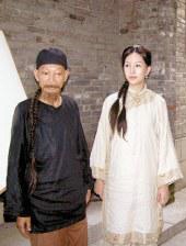 刘嘉玲罕晒与关之琳合影 昔日姐妹关系疑似破冰 2020-10-22 10月21日，刘嘉玲通过个人社交账号分享了一张和关之琳的合照，两人并肩而站十分养眼，关系疑似破冰。