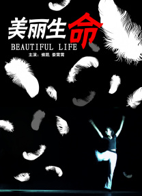 ”在晒出的两张照片中，王珂分别抱着大宝小宝，看上去还真 刘涛微博晒一双儿女萌照 三人齐扮小恶魔逗趣 2013-08-14 秀恩爱？
