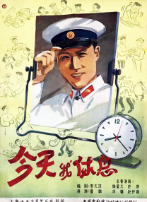 照片中，杨洋穿着白色上衣，举着剪刀手卖萌。