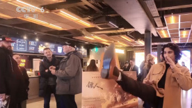 其剧情细节目前处于保密状态，狮门影业将 罗莎曼德或携手贝尔 出演《与歌同行》导演新作 2015-02-27 刚刚凭借《消失的爱人》拿到奥斯卡提名的罗莎曼德·派克目前又有新工作入手。