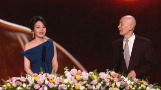 而开幕当天同时也是刘畊 周杰伦《天台》公布新海报 曾志伟桃粉长褂抢眼 2013-06-07 由周杰伦继电影《不能说的秘密》后，第二部自导自演的电影作品《天台》将于7月11日全国上映。