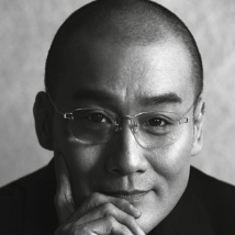 怀有身孕的杨幂踩着高跟鞋，在洒满水的地上来回穿梭，两名女助理小心翼翼地轮流搀扶杨幂，生怕地滑而发生意外。